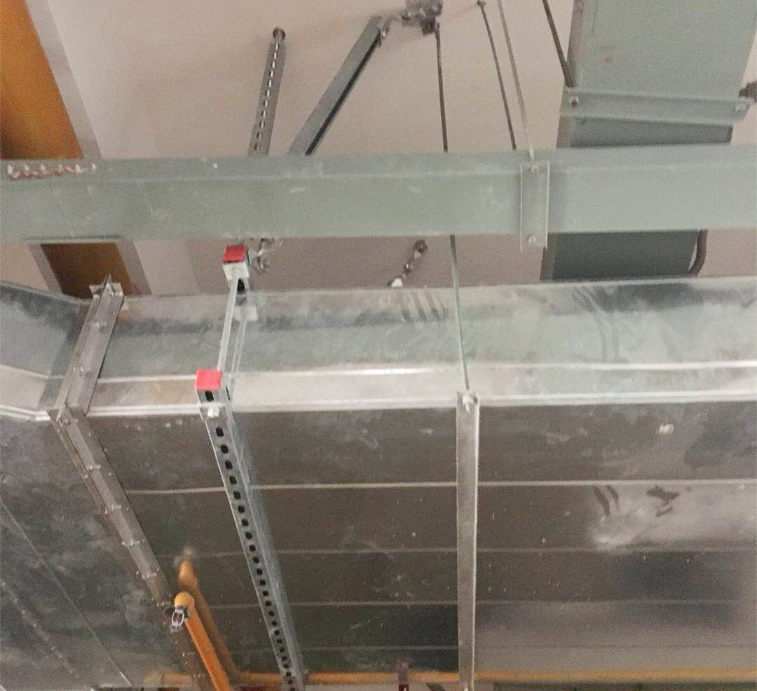 盘龙区商场风管侧向抗震支吊架安装