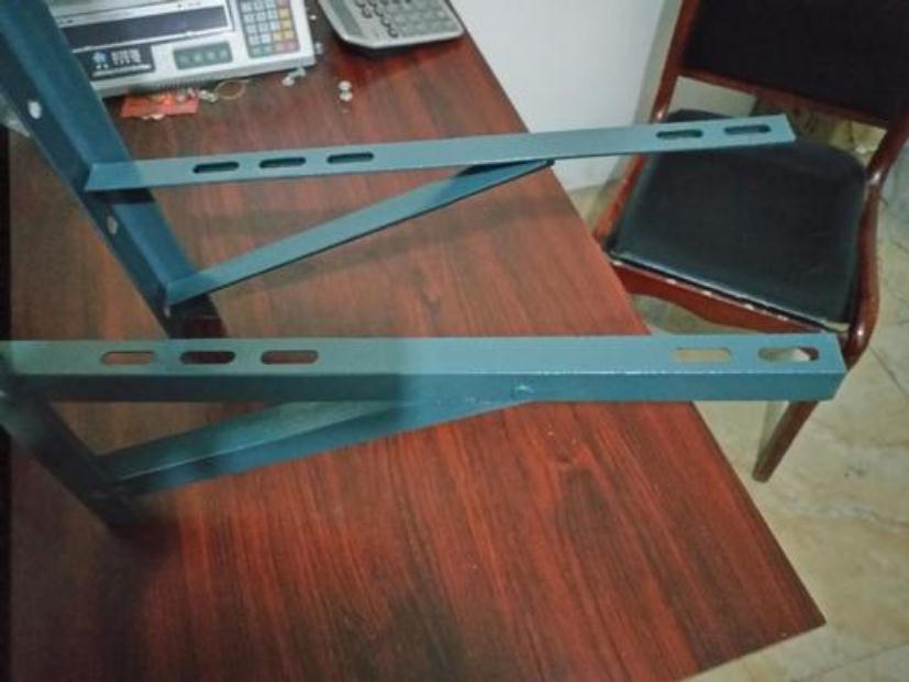 管廊抗震支架防锈施工现场摄图