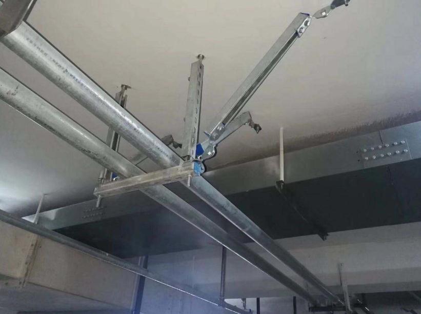 管廊抗震支架做好防锈处理的实拍图片