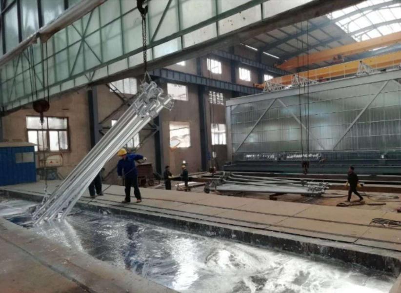 成品抗震支吊架热浸锌作业摄图