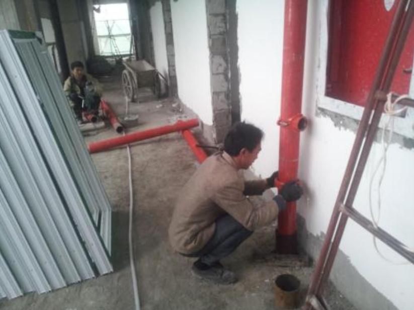 消防立管配备安装抗震支架场景图片