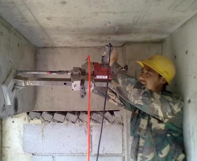 安装弹簧成品支吊架钻孔作业摄图