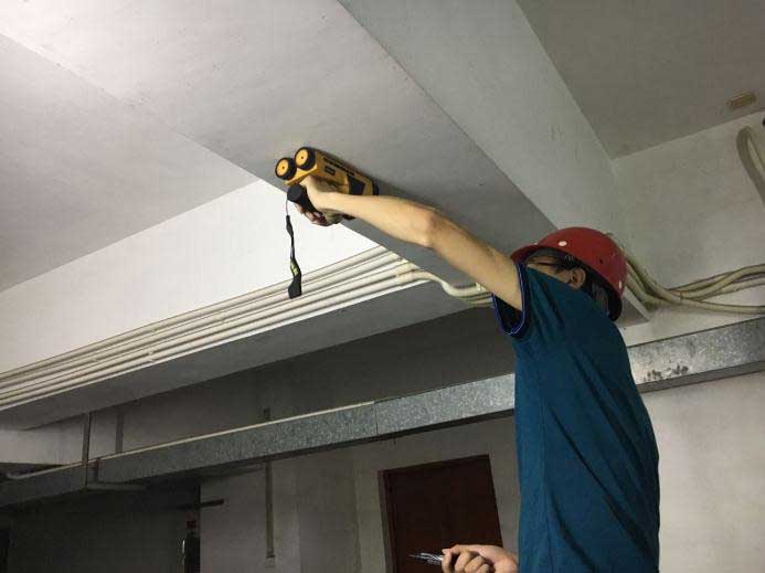 安装抗震支架前的房屋检测